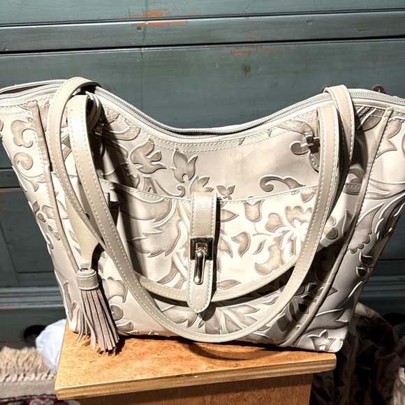 Elegant Floral Embossed Beige Handbag - Picture 1 of 9
